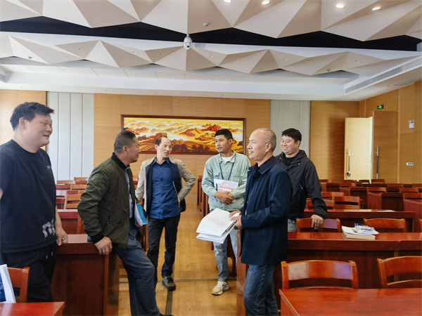 7 考后学员讨论照_20250514165232.jpg